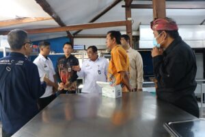 Deputi Nyoto Suwigyo dan Deputi Sukaryo Teguh Santoso menerima penjelasan Kepala SPPG Tepus Heri Prasetya